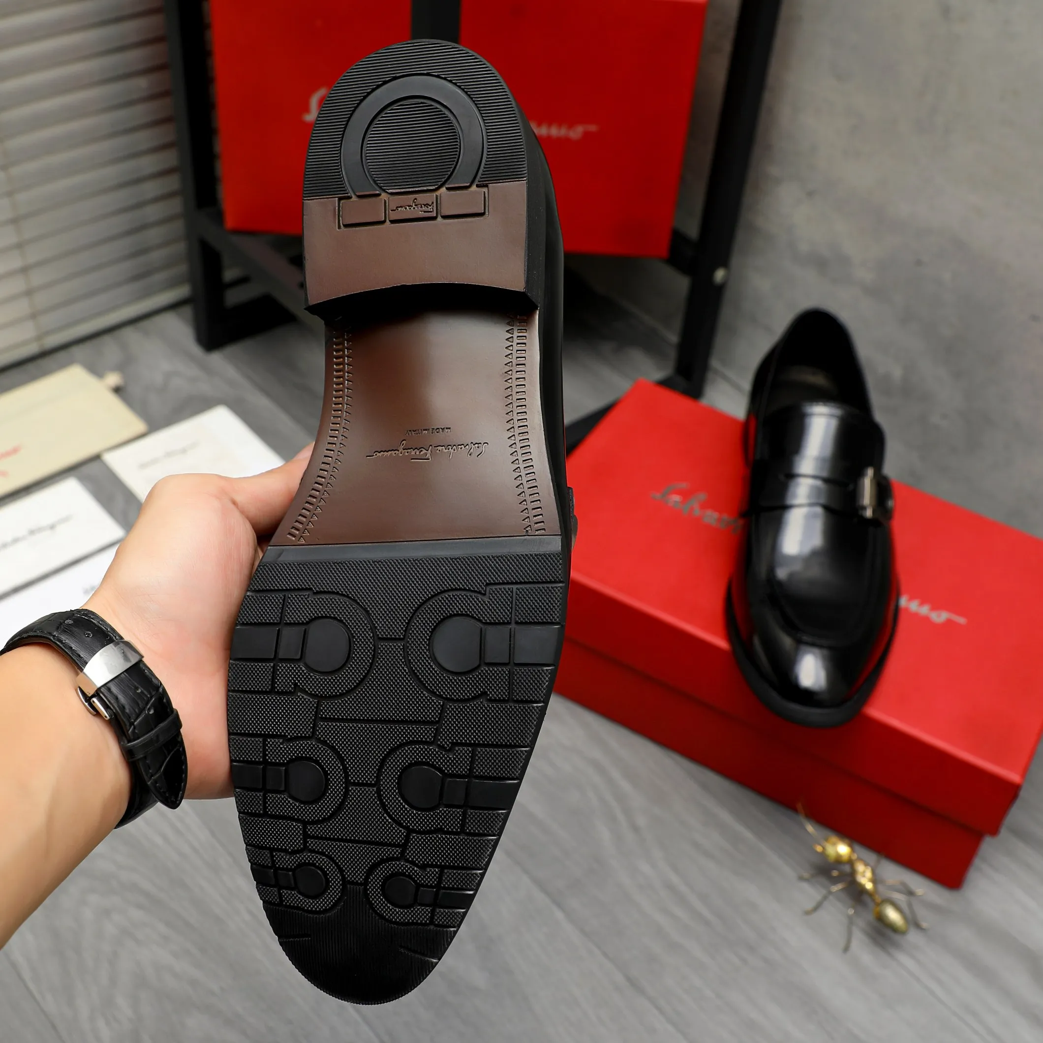 Men's shoes 💰460 Product trademark: Ferragamo "Ferragamo" business slip-on leather shoes Regular size: 39-44 Product materials: Selected high-quality pearlescent cowhide upper, cowhide lining, original outsole